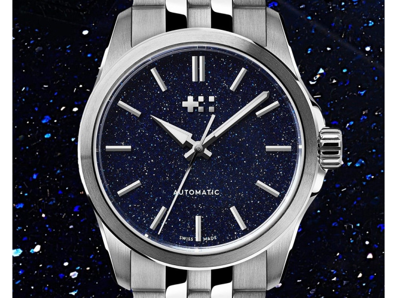 Компания Christopher Ward представила вторую модель с циферблатом из авантюрина (муранское стекло).